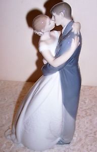 Nao by Lladro 1613 A Kiss Forever Bride Groom 9" Figurine