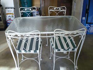 White Metal Patio Table w 4 Chairs Green White Stripe Glass Top Winston Co EUC